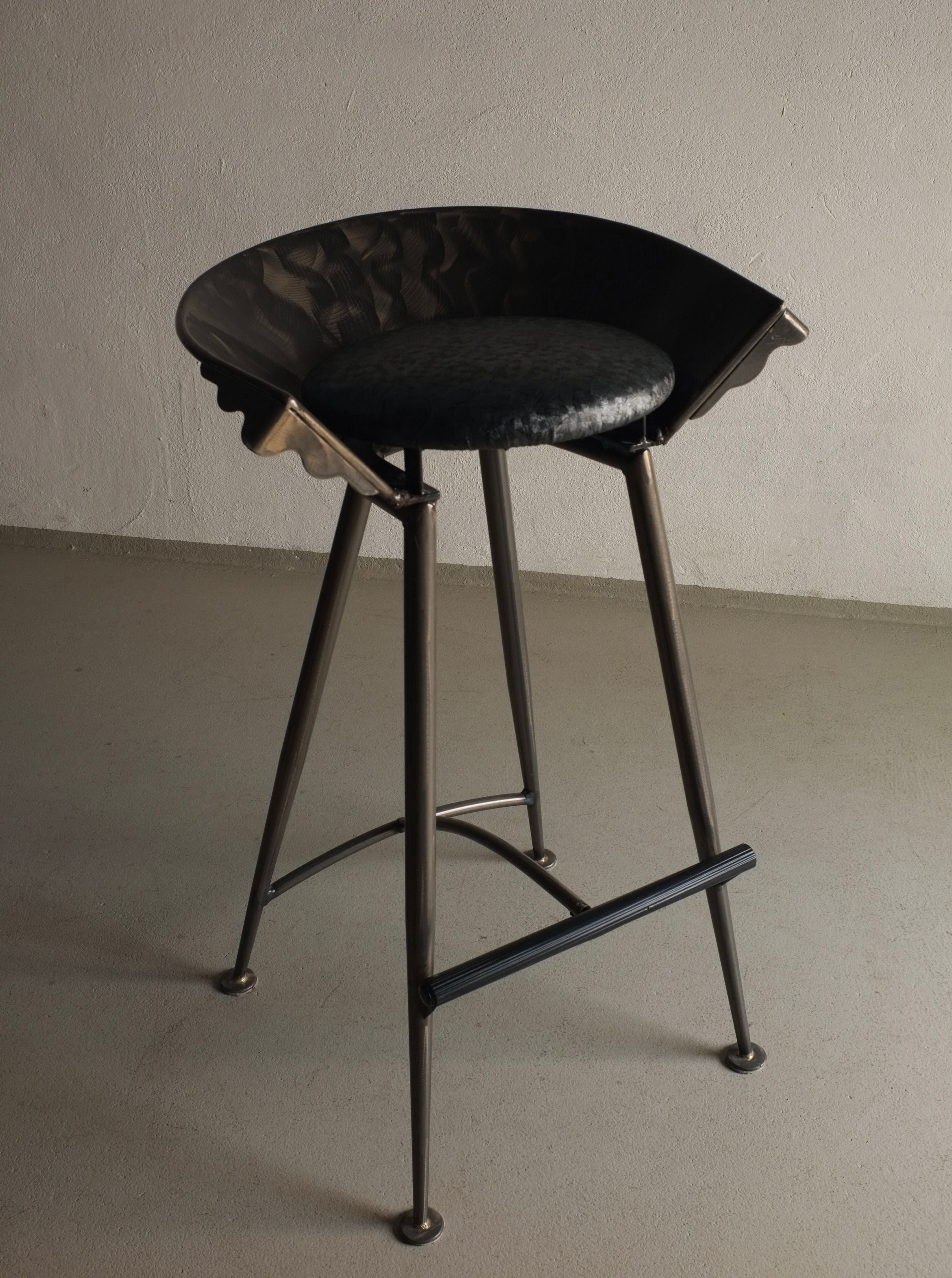 Set of 2 Brutalist Cast Metal Bar Stools - Image 5