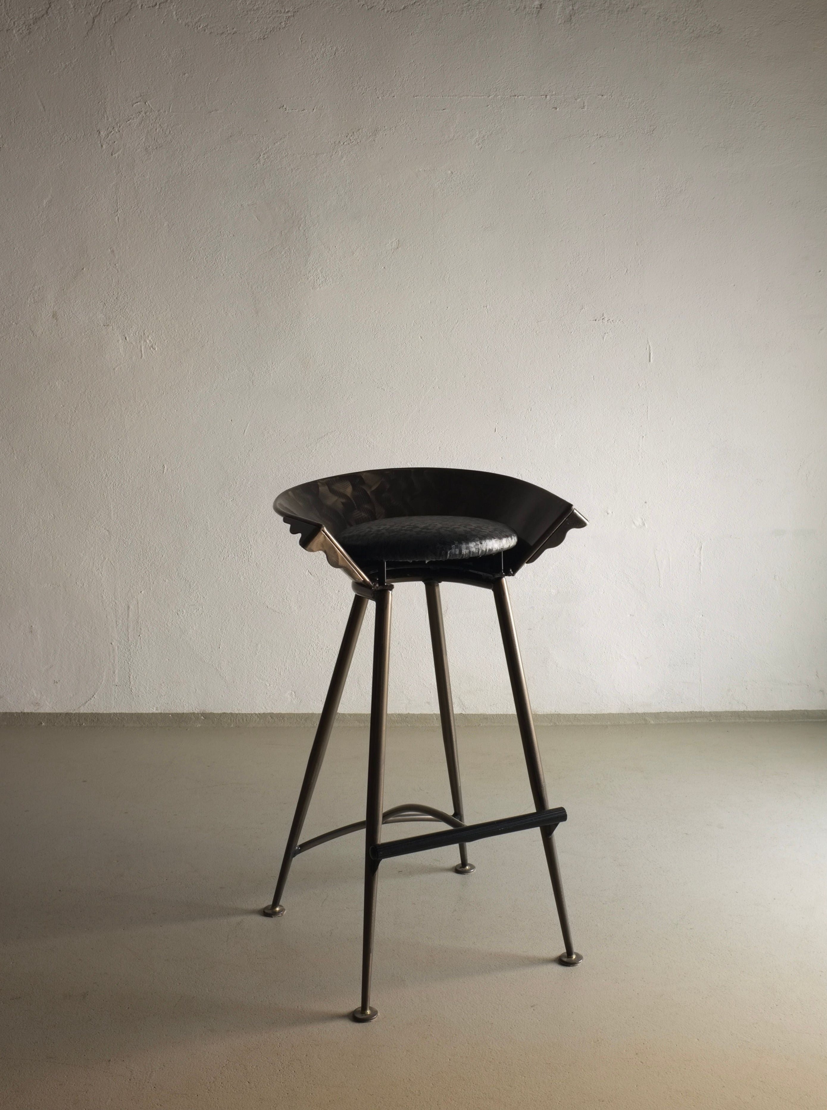 Set of 2 Brutalist Cast Metal Bar Stools - Image 3